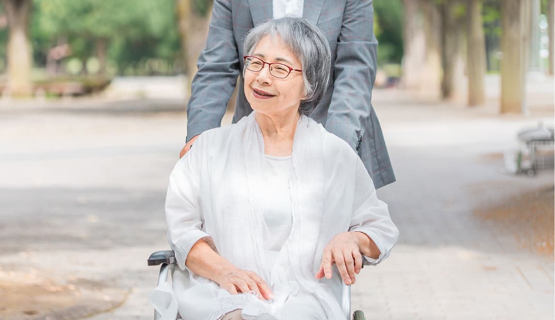 車椅子を押しながら外出を楽しむ様子
